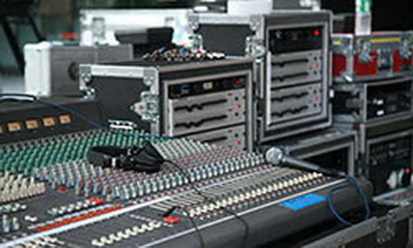 無(wú)線話筒的U段和V段區(qū)別6大區(qū)別，無(wú)線話筒的采購(gòu)技巧